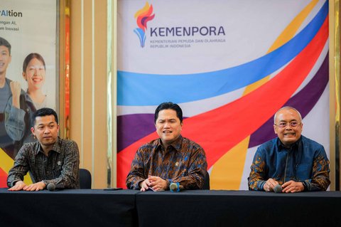 Menteri Pemuda dan Olahraga (Menpora) Erick Thohir (tengah) didampingi Wamenpora Taufik Hidayat (kiri) dan SesKemenpora Gunawan Suswantoro (kanan) memberikan keterangan pada konferensi pers di Jakarta, Selasa (23/9/2025).