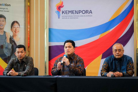Menteri Pemuda dan Olahraga (Menpora) Erick Thohir (tengah) didampingi Wamenpora Taufik Hidayat (kiri) dan SesKemenpora Gunawan Suswantoro (kanan) memberikan keterangan pada konferensi pers di Jakarta, Selasa (23/9/2025).