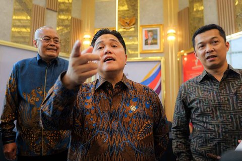Menteri Pemuda dan Olahraga (Menpora) Erick Thohir usai memberikan keterangan pada konferensi pers di Jakarta, Selasa (23/9/2025).