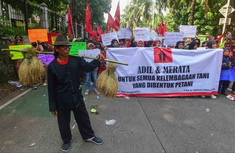 Ratusan petani yang tergabung dalam Serikat Tani Indramayu melakukan aksi depan Gedung Kementan Ragunan, Jakarta, Rabu (24/09/2025).