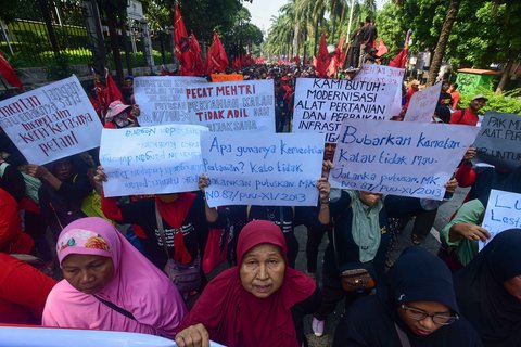 Ratusan petani yang tergabung dalam Serikat Tani Indramayu melakukan aksi depan Gedung Kementan Ragunan, Jakarta, Rabu (24/09/2025).