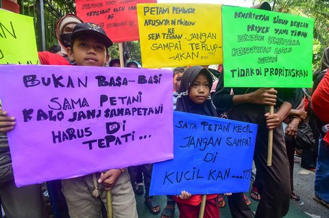 Ratusan petani yang tergabung dalam Serikat Tani Indramayu melakukan aksi depan Gedung Kementan Ragunan, Jakarta, Rabu (24/09/2025).