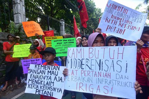 Ratusan petani yang tergabung dalam Serikat Tani Indramayu melakukan aksi depan Gedung Kementan Ragunan, Jakarta, Rabu (24/09/2025).