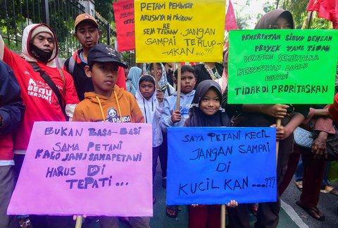 Ratusan petani yang tergabung dalam Serikat Tani Indramayu melakukan aksi depan Gedung Kementan Ragunan, Jakarta, Rabu (24/09/2025).