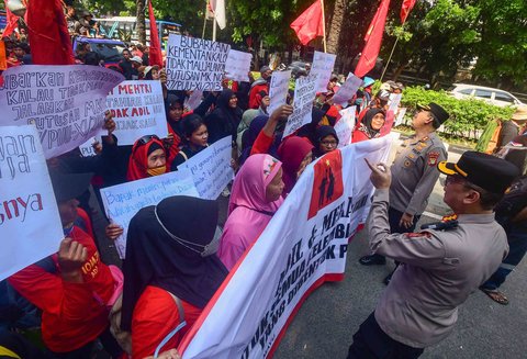 Ratusan petani yang tergabung dalam Serikat Tani Indramayu melakukan aksi depan Gedung Kementan Ragunan, Jakarta, Rabu (24/09/2025).