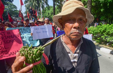 Ratusan petani yang tergabung dalam Serikat Tani Indramayu melakukan aksi depan Gedung Kementan Ragunan, Jakarta, Rabu (24/09/2025).