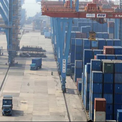Sebuah kapal bersandar di Pelabuhan Tanjung Priok, Jakarta, Jumat (4/12/2020). Perbaikan kinerja ekspor dari Kuartal II sebesar minus 11,7 persen menjadi minus 10,8 persen di Kuartal III dan