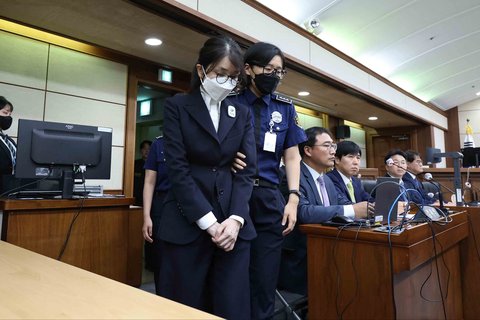 Mantan Ibu Negara Korea Selatan Kim Keon Hee tiba untuk sidang perdana atas tuduhan korupsi di Pengadilan Distrik Pusat Seoul, Rabu (24/09/2025).