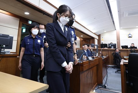 Mantan Ibu Negara Korea Selatan Kim Keon Hee tiba untuk sidang perdana atas tuduhan korupsi di Pengadilan Distrik Pusat Seoul, Rabu (24/09/2025).