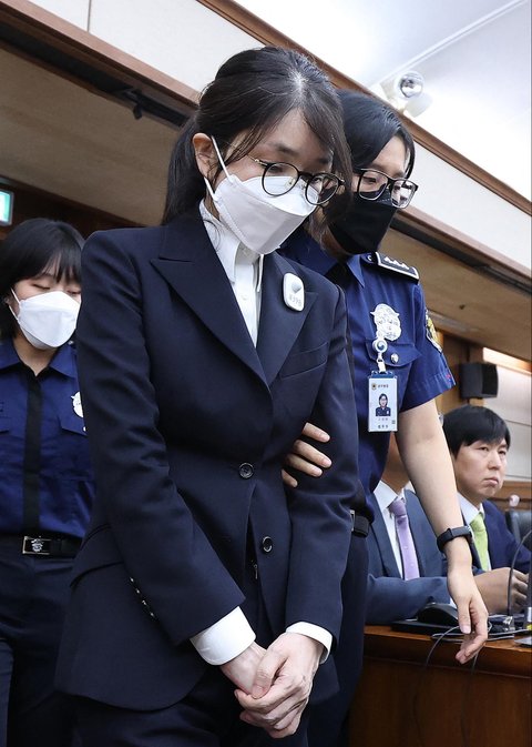 Mantan Ibu Negara Korea Selatan Kim Keon Hee tiba untuk sidang perdana atas tuduhan korupsi di Pengadilan Distrik Pusat Seoul, Rabu (24/09/2025).