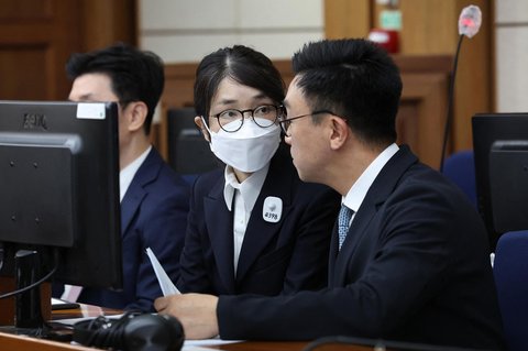 Mantan Ibu Negara Korea Selatan Kim Keon Hee tiba untuk sidang perdana atas tuduhan korupsi di Pengadilan Distrik Pusat Seoul, Rabu (24/09/2025).