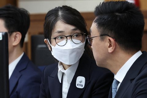 Mantan Ibu Negara Korea Selatan Kim Keon Hee tiba untuk sidang perdana atas tuduhan korupsi di Pengadilan Distrik Pusat Seoul, Rabu (24/09/2025).