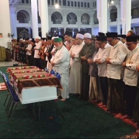 Ulama sufi dari Turki memimpin sholat jenazah Prof. KH Ridlwan Nasir di Masjid Nasional Al-Akbar Surabaya, Jawa Timur, setelah wafatnya di Tanah Suci pasca ibadah umrah, disaksikan oleh berbagai tokoh penting dan jemaah.