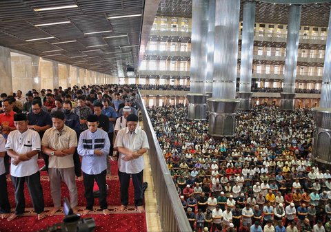 Ribuan jemaah melaksanakan salat Jumat pertama Ramadan 1446 Hijriah di Masjid Istiqlal, Jakarta, Jumat (7/3/2025).