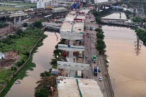 Foto udara pembangunan jalan tol Harbour Road II yang menghubungkan Ancol Timur dan Pluit di kawasan Tanjung Priok, Jakarta Utara, Rabu (24/9/2025).