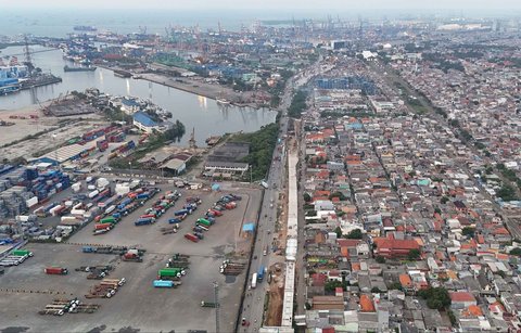 Foto udara pembangunan jalan tol Harbour Road II yang menghubungkan Ancol Timur dan Pluit di kawasan Tanjung Priok, Jakarta Utara, Rabu (24/9/2025).