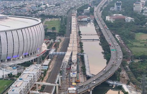 Foto udara pembangunan jalan tol Harbour Road II yang menghubungkan Ancol Timur dan Pluit di kawasan Tanjung Priok, Jakarta Utara, Rabu (24/9/2025).