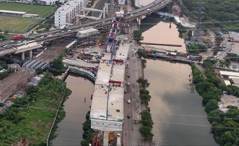 Foto udara pembangunan jalan tol Harbour Road II yang menghubungkan Ancol Timur dan Pluit di kawasan Tanjung Priok, Jakarta Utara, Rabu (24/9/2025).