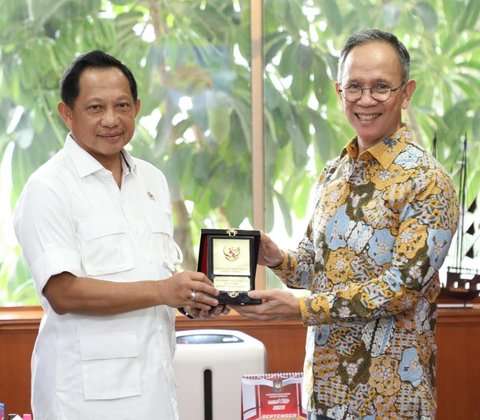 Mendagri Muhammad Tito Karnavian saat menerima audiensi Dewan Komisioner OJK dan rombongan di Kantor Pusat Kemendagri, Jakarta, Rabu (24/9/2025).