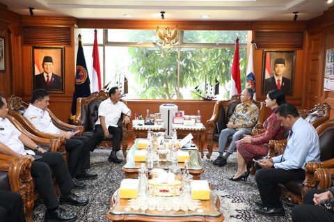 Mendagri Muhammad Tito Karnavian saat menerima audiensi Dewan Komisioner OJK dan rombongan di Kantor Pusat Kemendagri, Jakarta, Rabu (24/9/2025).