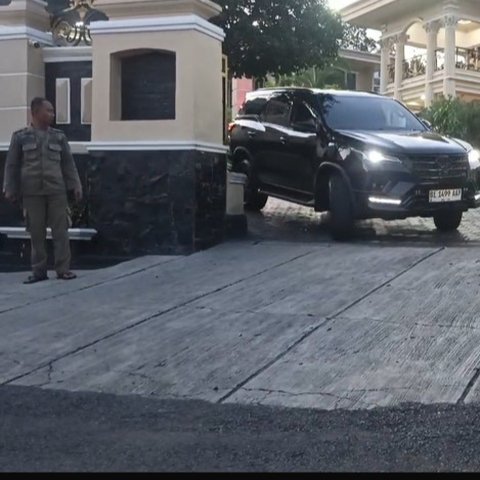 penggeledahan rumah mantan Bupati Pesawaran Dandi Ramadhona