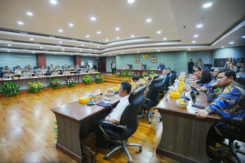 Kapolri Jenderal Listyo Sigit Prabowo saat memimpin rapat akselerasi transformasi Polri di Mabes Polri, Kebayoran Baru, Jakarta Selatan, Rabu (24/9/2025).