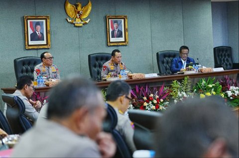 Kapolri Jenderal Listyo Sigit Prabowo saat memimpin rapat akselerasi transformasi Polri di Mabes Polri, Kebayoran Baru, Jakarta Selatan, Rabu (24/9/2025).