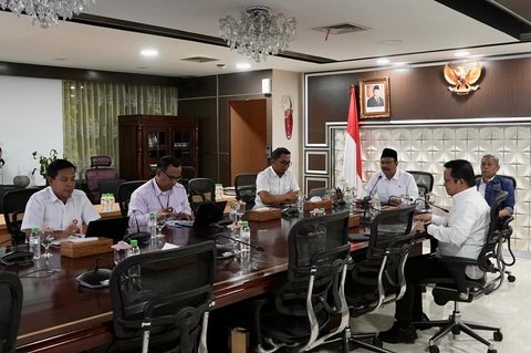 Mensos Gus Ipul Bersama Wamensos Agus Jabo saat memberikan arahan kepada para kepala Sekolah Rakyat