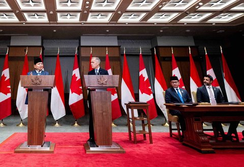 Presiden Indonesia Prabowo Subianto berbicara bersama Perdana Menteri Kanada Mark Carney menjelang penandatanganan kerjasama  di Parliament Hill di Ottawa, Ontario, Kanada,  Rabu, (25/09/2025).