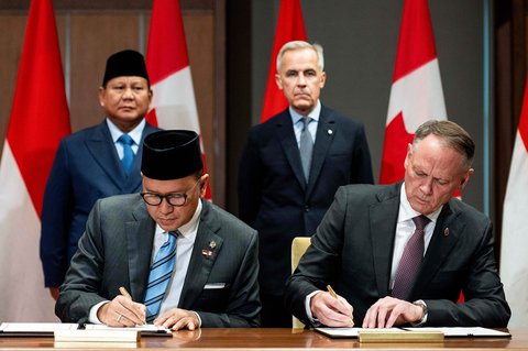 Menteri Investasi Indonesia sekaligus Kepala Badan Koordinasi Penanaman Modal Rosan Perkasa Roeslan (kiri depan) dan Menteri Pertahanan Kanada David McGuinty (kanan depan) saat  penandatanganan kerjasama di Parliament Hill, Ottawa, Ontario, Kanada,  Rabu, (25/09/2025).