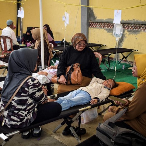 Siswa korban keracunan usai menyantap menu makan bergizi gratis (MBG) menjalani perawatan medis di Posko Penanganan di Kantor Kecamatan Cipongkor, Kabupaten Bandung Barat, Jawa Barat, Selasa (23/9/2025).