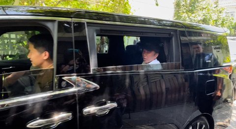Jokowi Bagi-Bagi Sembako di Pasar Jongke Solo