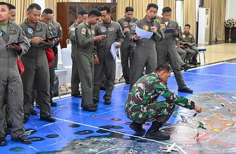 Penerbang TNI AU saat mengikuti  Tactical Floor Game (TFG) flypast gabungan di Markas Koopsudnas, Halim Perdanakusuma Jakarta, Rabu (24/9/2025).