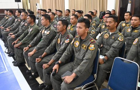 Penerbang TNI AU saat mengikuti  Tactical Floor Game (TFG) flypast gabungan di Markas Koopsudnas, Halim Perdanakusuma Jakarta, Rabu (24/9/2025).