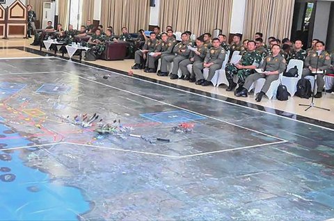 Penerbang TNI AU saat mengikuti  Tactical Floor Game (TFG) flypast gabungan di Markas Koopsudnas, Halim Perdanakusuma Jakarta, Rabu (24/9/2025).