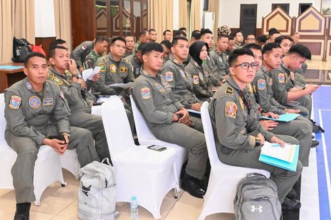 Penerbang TNI AU saat mengikuti  Tactical Floor Game (TFG) flypast gabungan di Markas Koopsudnas, Halim Perdanakusuma Jakarta, Rabu (24/9/2025).