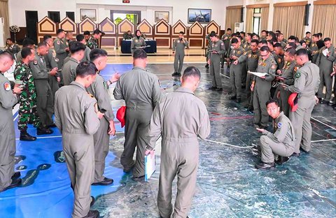 Penerbang TNI AU saat mengikuti  Tactical Floor Game (TFG) flypast gabungan di Markas Koopsudnas, Halim Perdanakusuma Jakarta, Rabu (24/9/2025).