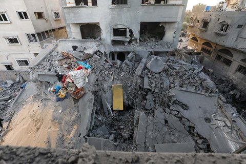 Reruntuhan bangunan yang terkena serangan Israel di kamp pengungsi Nuseirat di Jalur Gaza tengah, Kamis (25/09/2025).