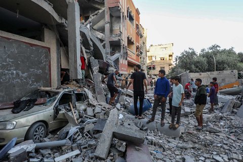 Warga Palestina memeriksa puing-puing bangunan yang terkena serangan Israel di kamp pengungsi Nuseirat di Jalur Gaza tengah, Kamis (25/09/2025).