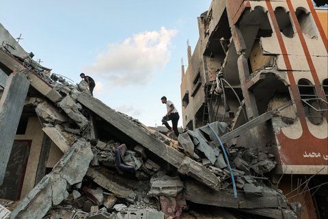 Warga Palestina memeriksa puing-puing bangunan yang terkena serangan Israel di kamp pengungsi Nuseirat di Jalur Gaza tengah, Kamis (25/09/2025).