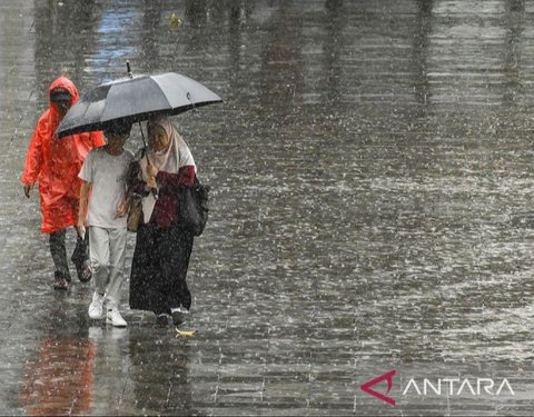 Badan Meteorologi, Klimatologi, dan Geofisika (BMKG) merilis prakiraan cuaca Jakarta hari ini. Bersiaplah, hujan diprediksi mengguyur sebagian besar wilayah Ibu Kota dari sore hingga malam.
