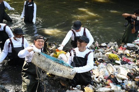 Telkom Gandeng Pandawara Dalam Aksi River Clean Up di Sungai Cioray Bandung