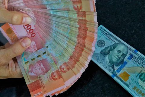 Nilai tukar mata uang rupiah terhadap dolar, selalu mengalami perubahan setiap saat terkadang melemah terkadang juga dapat menguat.