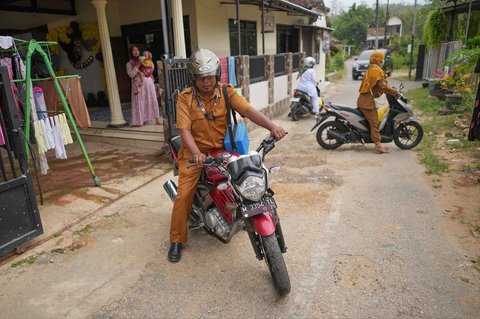 Dari kiri, petugas kesehatan Indra Kurniawan, Fera Purnamasari, dan Siti Nurjanah mengendarai sepeda motor saat kampanye vaksinasi campak dari rumah ke rumah di Sumenep, Madura, Jawa Timur, Senin (8/9/2025).