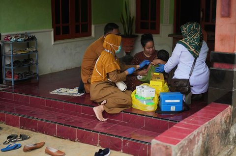 Petugas kesehatan menyuntikkan vaksin campak kepada seorang anak di Sumenep, Madura, Jawa Timur (08/09/2025).