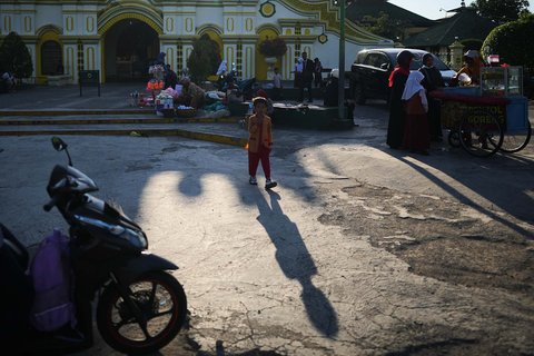 Seorang anak  berdiri di luar Masjid Raya Sumenep di Sumenep, Madura, Jawa Timur (08/09/ 2025).