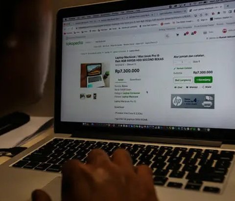 Warga mengenakan laptop mencari barang yang ingin dibeli di platform digital di Jakarta, Rabu (15/6/2022). Direktorat Jenderal Pajak (DJP) Kementerian Keuangan berencana menarik bea meterai R