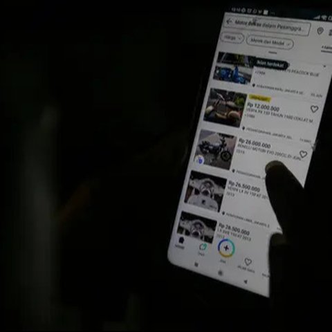 Warga mengenakan laptop mencari barang yang ingin dibeli di platform digital di Jakarta, Rabu (15/6/2022). Direktorat Jenderal Pajak (DJP) Kementerian Keuangan berencana menarik bea meterai R