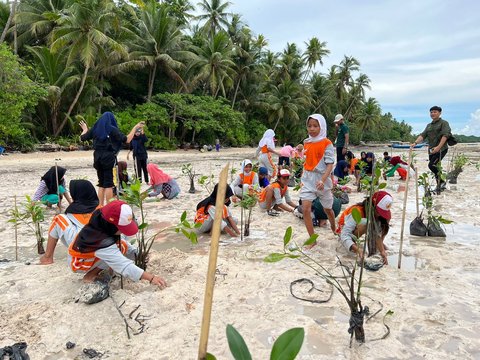 <p>PT PLN (Persero) melakukan penanaman pohon serentak di unit-unit kerja se-Indonesia untuk memperingati Hari Menanam Pohon Indonesia (HPMI) 2022. (Dok PLN)</p>