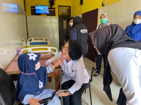 Momen Haru Penyidik Dittipid PPA & PPO Pertemukan Anak AMK dengan Ayah dan Saudara Kembarnya